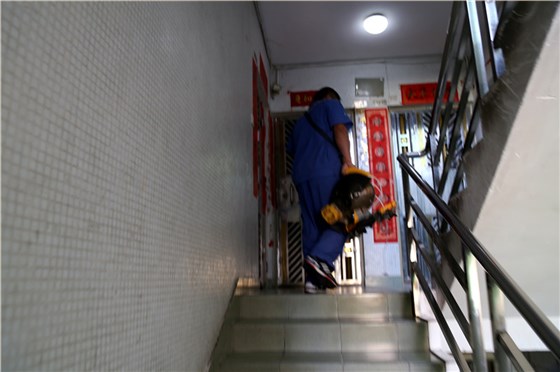 沒(méi)有電梯，家具安裝師傅扛著重重的工具爬樓梯