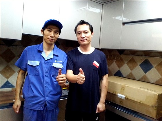 左右手家具安裝師傅與客戶留影，客戶的滿意才是我們追求的目標(biāo)