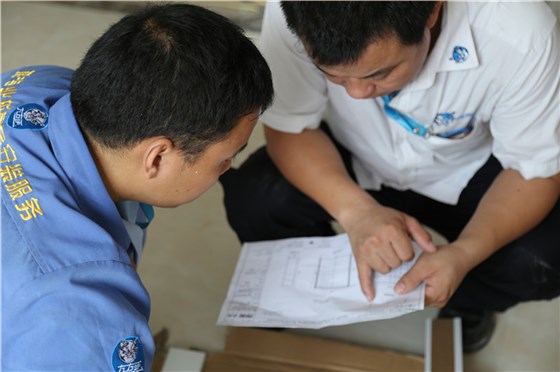 家具安裝過程中，左右手安裝師傅默契的配合