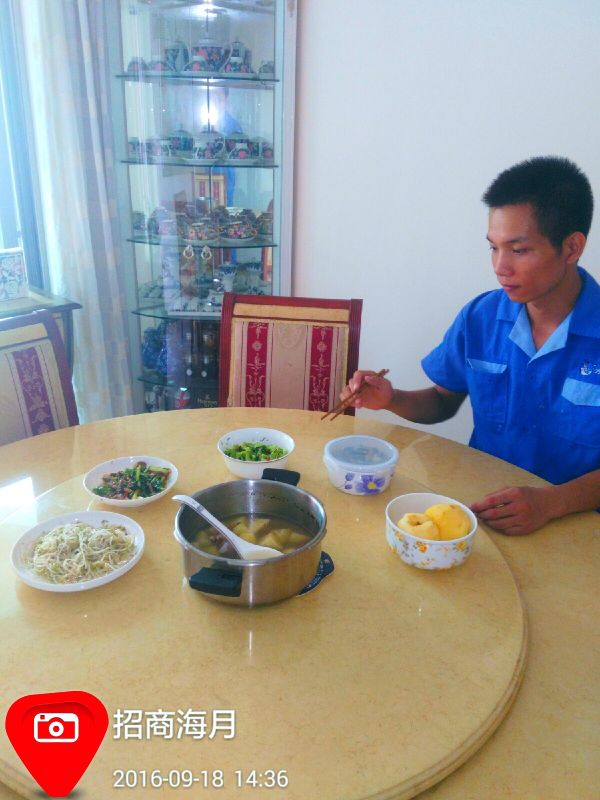 業(yè)主為表達(dá)感謝，請家具安裝師傅在家吃飯