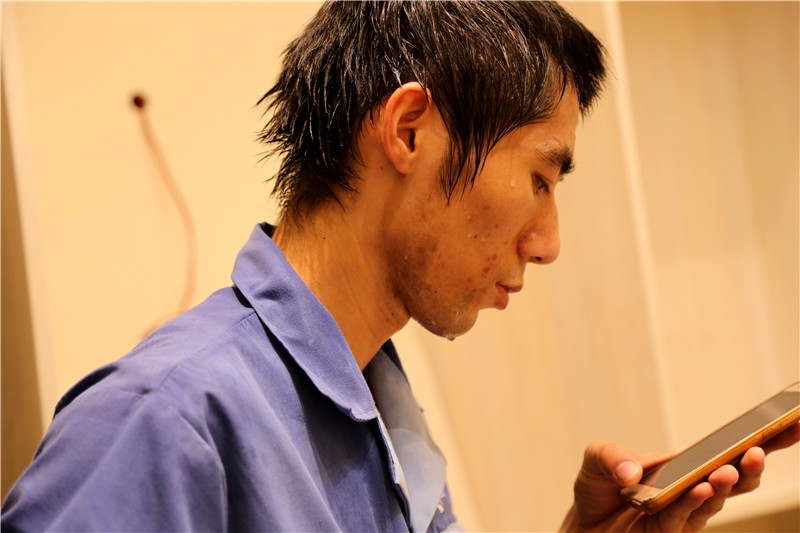 左右手家具安裝師傅頭發(fā)像剛從水里面出來，汗水不間斷的從頭發(fā)上流下來