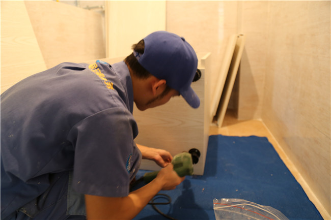 家具安裝師傅正在現場進行家具修補工作