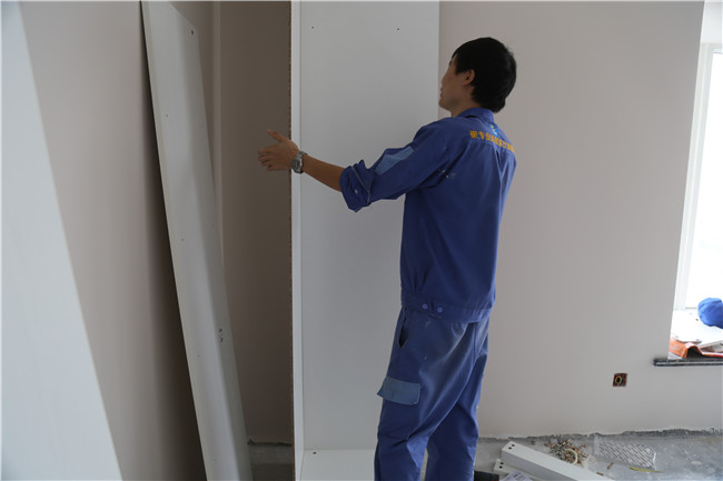左右手家具安裝師傅的經(jīng)驗之談，整體櫥柜應(yīng)該這樣裝