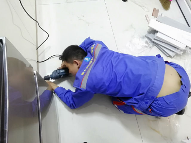 每一次安裝服務(wù)背后，都是安裝師傅們無數(shù)次的跪地而行3
