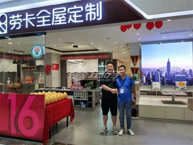 不到2年的時間，他拿下了當?shù)厥畮讉€知名商家的訂單