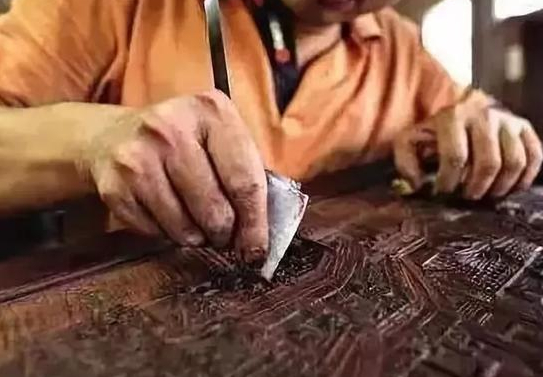 噴砂磨料加工:實(shí)木家具噴砂精磨，比人工高效，比傳統(tǒng)砂光靈活