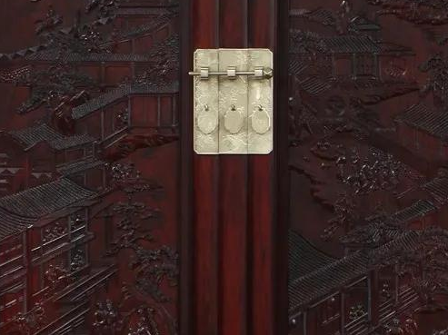 手工木工雕刻紅木家具，體現(xiàn)雕刻藝術的獨特魅力