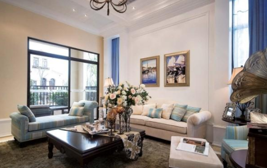 多功能圓茶幾：客廳沙發(fā)茶幾這樣搭，怎樣都不出錯！