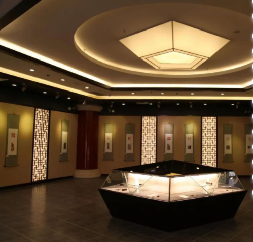 客廳立式展示柜，現(xiàn)代中式展示柜該如何設計？