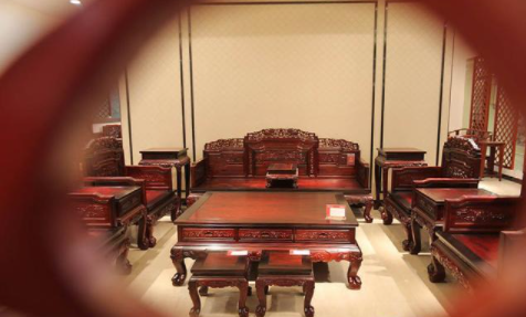 木制家具展柜：木制家具與鋁制家具 看哪個更適合你？