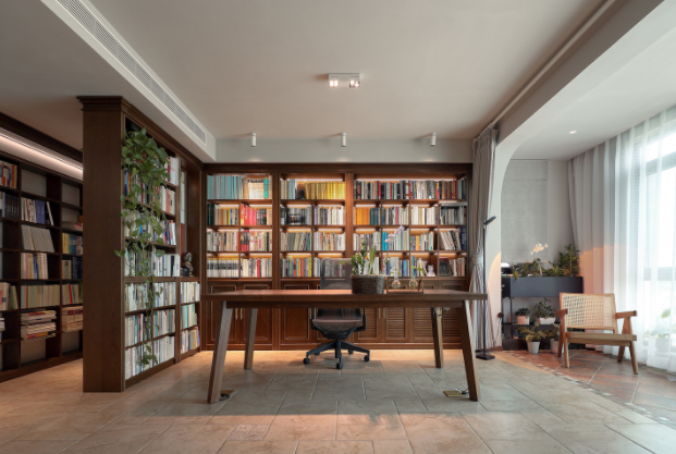 復古時尚家具：書柜走廊，滿屏復古風家具