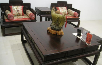 沙發(fā)清洗維修：大紅酸枝素面沙發(fā)，客廳家具不將就