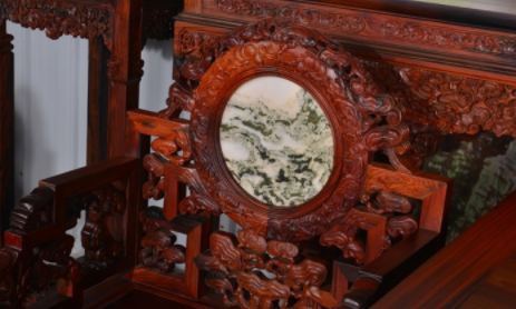 木雕工藝品圖片：紅木家具復(fù)雜的雕工，根本簡(jiǎn)單不起來(lái)
